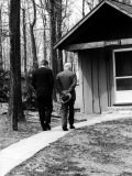Pres. John F. Kennedy and Dwight D. Eisenhower at Camp David Discussing Cuba Lámina fotográfica
