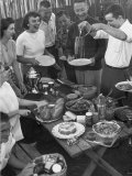 Young Married Couples Enjoying a Backyard Buffet Feast , Featuring Spaghetti Lámina fotográfica por Nina Leen