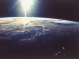 Sunlight over Earth Taken from Space Shuttle Discovery VIII Mission Lámina fotográfica Sunlight over Earth Taken from Space Shuttle Discovery VIII Mission Lámina fotográfica