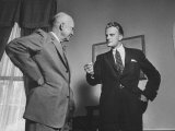 Evangelist Billy Graham Visiting with Pres. Dwight Eisenhower at the Wh Lámina fotográfica por Paul Schutzer