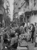 People Buying Bread in the Streets of Naples Lámina fotográfica por Alfred Eisenstaedt