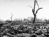Hiroshima in Ruins Following the Atomic Bomb, Dropped at End of WWII Lámina fotográfica por Bernard Hoffman Hiroshima in Ruins Following the Atomic Bomb, Dropped at End of WWII Lámina fotográfica por Bernard Hoffman