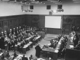 The Courtroom Crowded with Lawyers and Defendents During the Nuremberg Trial Lámina fotográfica por Ed Clark
