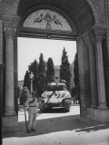 Tanks Lining the Streets to Ensure Order During Shah Reza Pahlevi's Return Lámina fotográfica por Carl Mydans Tanks Lining the Streets to Ensure Order During Shah Reza Pahlevi's Return Lámina fotográfica por Carl Mydans