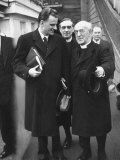 Evangelist Billy Graham with Archbishop of Canterbury Geoffery Fisher, Outside Wembley Stadium Lámina fotográfica por Carl Mydans Evangelist Billy Graham with Archbishop of Canterbury Geoffery Fisher, Outside Wembley Stadium Lámina fotográfica por Carl Mydans