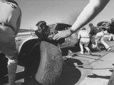 Expert Mechanics Making Repairs on a Car During the Daytona 500 Race Lámina fotográfica