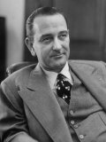 Senator Lyndon B. Johnson Sitting in His New Office Lámina fotográfica Senator Lyndon B. Johnson Sitting in His New Office Lámina fotográfica