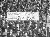 Group of Iranians Protesting Against the Oil Rights in Iran Lámina fotográfica por Dmitri Kessel Group of Iranians Protesting Against the Oil Rights in Iran Lámina fotográfica por Dmitri Kessel