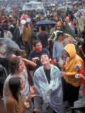 Faces in Crowd During Rainy Spell at Woodstock Music and Art Festival Lámina fotográfica Faces in Crowd During Rainy Spell at Woodstock Music and Art Festival Lámina fotográfica