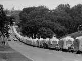 Long Line of Airstream Trailers Wait for Parking Space at a Campground During a Trailer Rally Lámina fotográfica por Ralph Crane