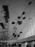 Sculpture Mobile at Idlewild Airport by Alexander Calder Lámina fotográfica