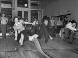 People Bowling at New Duckpin Alleys Lámina fotográfica por Bernard Hoffman