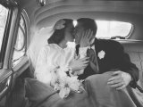 Mr. and Mrs. Thomas Beagan Jr. Kissing in Back of Car after their Wedding Ceremony Lámina fotográfica por Ed Clark Mr. and Mrs. Thomas Beagan Jr. Kissing in Back of Car after their Wedding Ceremony Lámina fotográfica por Ed Clark