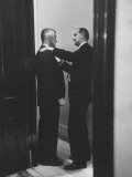 Sen. Lyndon B. Johnson Talking to Sen. Leverett Saltonstall Lámina fotográfica por Paul Schutzer Sen. Lyndon B. Johnson Talking to Sen. Leverett Saltonstall Lámina fotográfica por Paul Schutzer