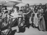 Vice President Richard M. Nixon and Wife Arriving at Airport During Campaining Lámina fotográfica Vice President Richard M. Nixon and Wife Arriving at Airport During Campaining Lámina fotográfica