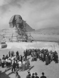 Group of People Visiting the Cheops Pyramids Lámina fotográfica Group of People Visiting the Cheops Pyramids Lámina fotográfica