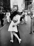 American Sailor Clutching a White-Uniformed Nurse in a Passionate Kiss in Times Square Fotoprint van Alfred Eisenstaedt American Sailor Clutching a White-Uniformed Nurse in a Passionate Kiss in Times Square Fotoprint van Alfred Eisenstaedt