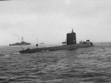 Nautilus' Submarine in Harbor Returning from Historic Trip under Polar Ice Cap. with Crew Lámina fotográfica por Carl Mydans