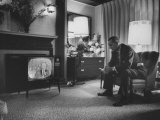 Lyndon B. Johnson Watching Television During the Democratic National Convention Lámina fotográfica Lyndon B. Johnson Watching Television During the Democratic National Convention Lámina fotográfica