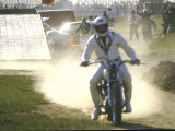 Daredevil Motorcyclist Evel Knievel Raising Dust after Completing Stunt Lámina fotográfica Daredevil Motorcyclist Evel Knievel Raising Dust after Completing Stunt Lámina fotográfica
