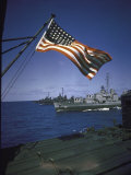 American Flag Flying over Us Navy Ships at Sea Lámina fotográfica American Flag Flying over Us Navy Ships at Sea Lámina fotográfica