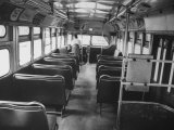 Bus Driver on Empty Bus During Boycotting by African Americans Lámina fotográfica Bus Driver on Empty Bus During Boycotting by African Americans Lámina fotográfica