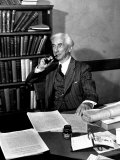 Bertrand Russell Sitting at His Desk at California University at Los Angeles Fotoprint van Peter Stackpole Bertrand Russell Sitting at His Desk at California University at Los Angeles Fotoprint van Peter Stackpole