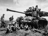 US Marines Relaxing on the Battlefield after Cease-Fire Lámina fotográfica US Marines Relaxing on the Battlefield after Cease-Fire Lámina fotográfica