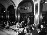 People on Cots and Standing in Mayakovsky Subway Station During WWII Air Raid Lámina fotográfica por Margaret Bourke-White