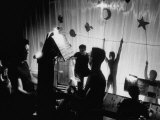Modern Dancing Being Performed with the Strange Percussion Instruments Created by Harry Partch Lámina fotográfica Modern Dancing Being Performed with the Strange Percussion Instruments Created by Harry Partch Lámina fotográfica