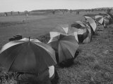Heavy Downpour Has Spectators Cringing under Umbrellas at British Open Lámina fotográfica por Carl Mydans