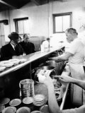 Salvation Army Soup Kitchen in Action Lámina fotográfica por Lisa Larsen Salvation Army Soup Kitchen in Action Lámina fotográfica por Lisa Larsen