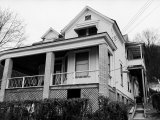 Childhood Home of Mass Murdering Cult Leader Charles Manson Fototryk i høj kvalitet Childhood Home of Mass Murdering Cult Leader Charles Manson Fototryk i høj kvalitet