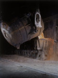 Bessemer Pouring Molten Steel at Birmingham Steel Company Lámina fotográfica por Dmitri Kessel