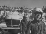 Lt. Commander Morton L. Lewis W. Malcom Ross Standing Beside Gondola in their Flying Suit Lámina fotográfica de primera calidad