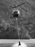 Helicopter Being Used for Ski-Towing Lámina fotográfica de primera calidad Helicopter Being Used for Ski-Towing Lámina fotográfica de primera calidad