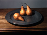 Still Life of Pears on Antique Pewter Plate Lámina fotográfica Still Life of Pears on Antique Pewter Plate Lámina fotográfica