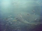 Fleet of US Air Force Operational Planes Flying in a Single Formation over Gulf Coast Lámina fotográfica por J. R. Eyerman Fleet of US Air Force Operational Planes Flying in a Single Formation over Gulf Coast Lámina fotográfica por J. R. Eyerman