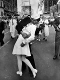 American Sailor Clutching a White-Uniformed Nurse in a Passionate Kiss in Times Square Fotografisk tryk af Alfred Eisenstaedt