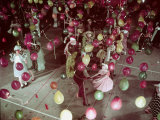 West Coast Youth Dancing under Balloons at Mardi Gras Party Lámina fotográfica por Loomis Dean