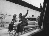 Street Scenes Showing Haitians Jeering on Automobiles During Political Crisis Lámina fotográfica de primera calidad