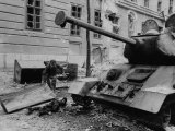 Russian Tanks Moving Thru the Streets Lámina fotográfica Russian Tanks Moving Thru the Streets Lámina fotográfica
