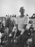 Maj. David G. Simons Holding Out Weary Arms after Balloon Flight That Reached Record Altitude Lámina fotográfica de primera calidad por Yale Joel