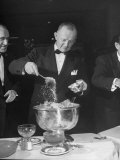 Guest Looking Pleased as He Adds Parmisan Cheese to His Salad Impressão fotográfica premium por Loomis Dean Guest Looking Pleased as He Adds Parmisan Cheese to His Salad Impressão fotográfica premium por Loomis Dean