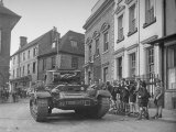 Townspeople Gathering around a Tank During Wargames Lámina fotográfica Townspeople Gathering around a Tank During Wargames Lámina fotográfica