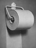 Roll of Toilet Paper, Illustrating the Shortage Lámina fotográfica por Nina Leen