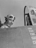 US Navy Flying Ace Lt. Edward H. O'Hare Sitting in His Plane Lámina fotográfica de primera calidad por Ralph Morse