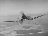 Aircraft Flying Straight On Lámina fotográfica por Dmitri Kessel Aircraft Flying Straight On Lámina fotográfica por Dmitri Kessel