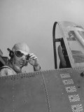 US Navy Flying Ace Lt. Edward H. O'Hare Sitting in His Plane Lámina fotográfica de primera calidad por Ralph Morse