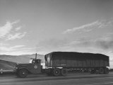 Trucking over Grapeline from L. A. and San Francisco Lámina fotográfica por Peter Stackpole